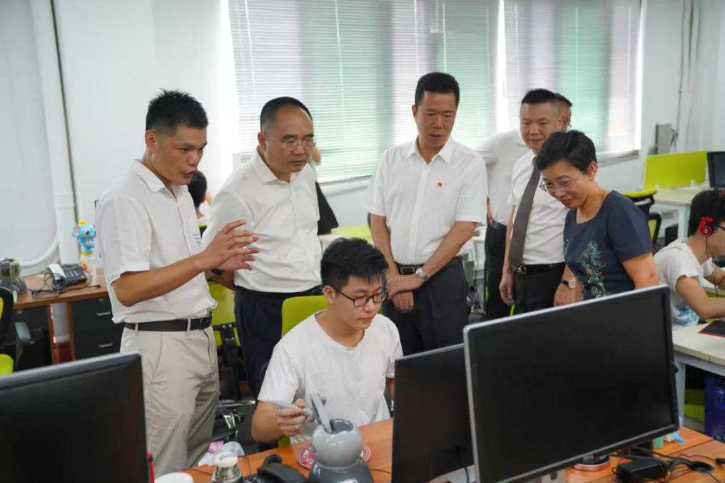 市、区领导莅临糖心LOGO入口官网设计