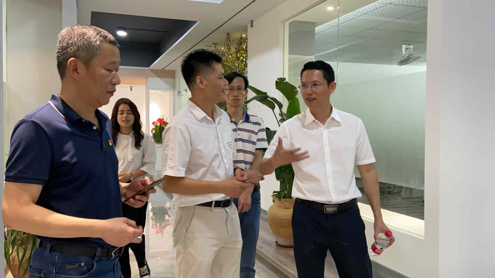 嘉宾参观糖心LOGO入口官网设计